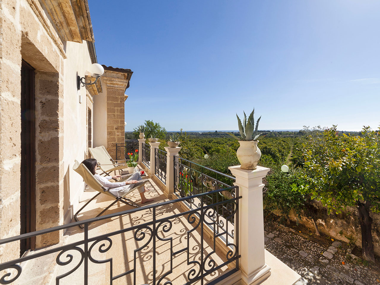 terrace of the Favorite Villa in Noto overlooking the vineyard