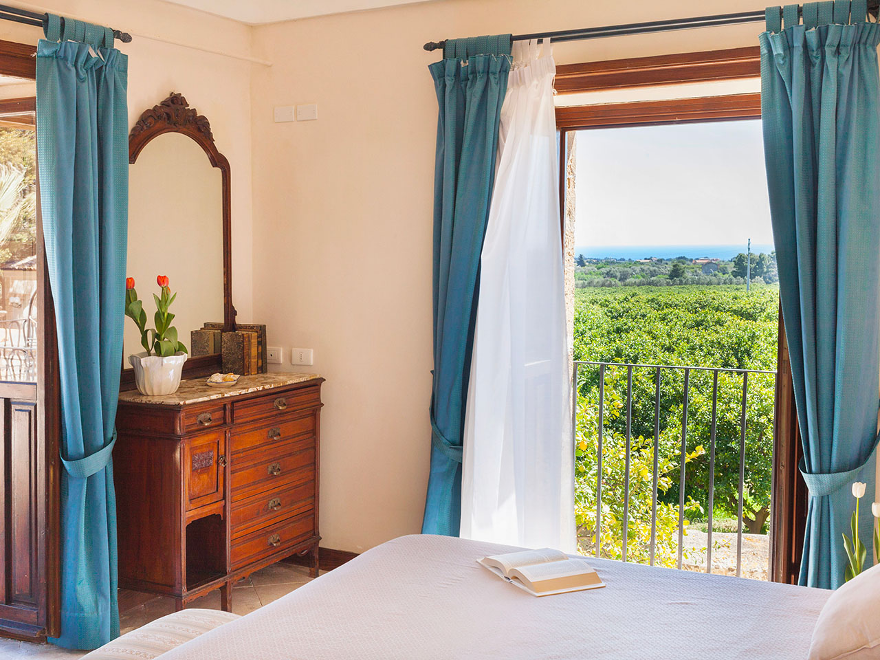 bedroom of the Favorite Villa in Noto overlooking the vineyard